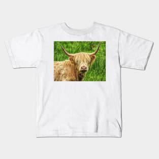 Highland cow in the green grass Kids T-Shirt